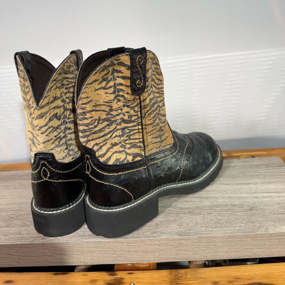 Justin Boots Black and Tan Heeled Boots - Picture 11 of 16